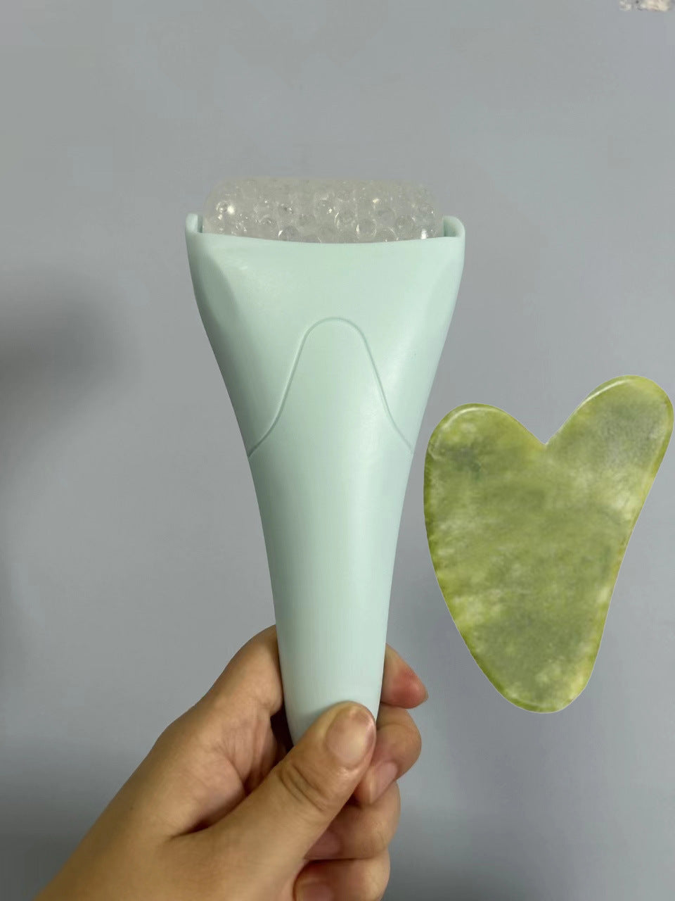 Luvoria Ice Roller for de-puffing and cooling skin – view 9